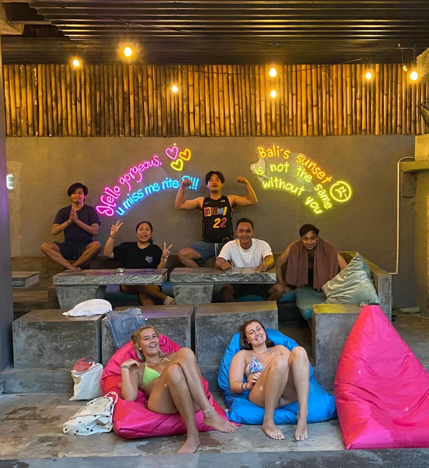 Stellar Capsules Pansiyon Seminyak Dış mekan fotoğraf Foreign tourists in Bali