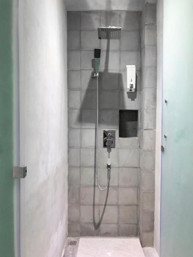 Stellar Capsules Pansiyon Seminyak Dış mekan fotoğraf A shower