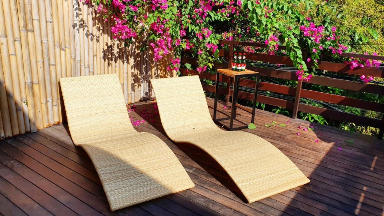 Stellar Capsules Pansiyon Seminyak Dış mekan fotoğraf A pair of chaise longues