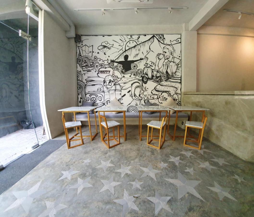 Stellar Capsules Pansiyon Seminyak Dış mekan fotoğraf Interior of the gallery