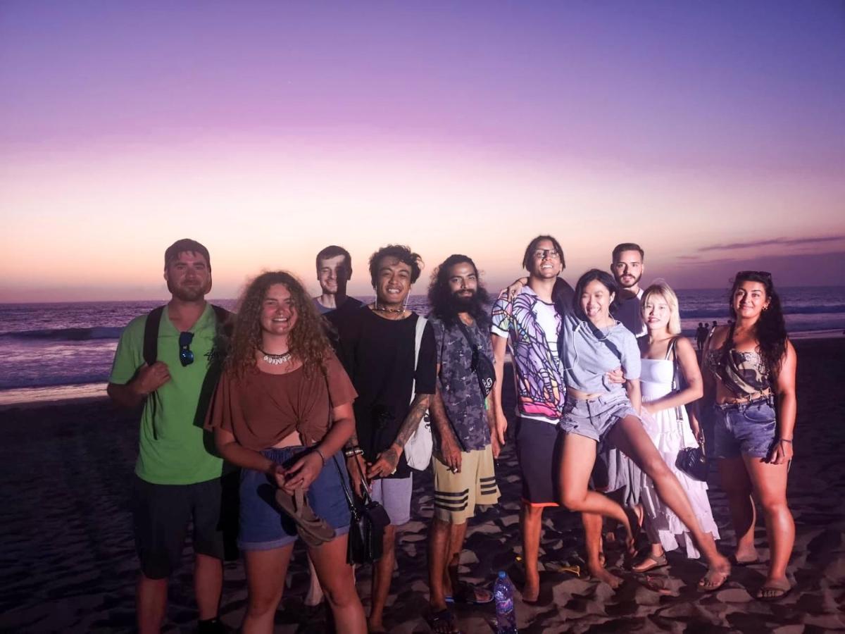 Stellar Capsules Pansiyon Seminyak Dış mekan fotoğraf The cast of the film