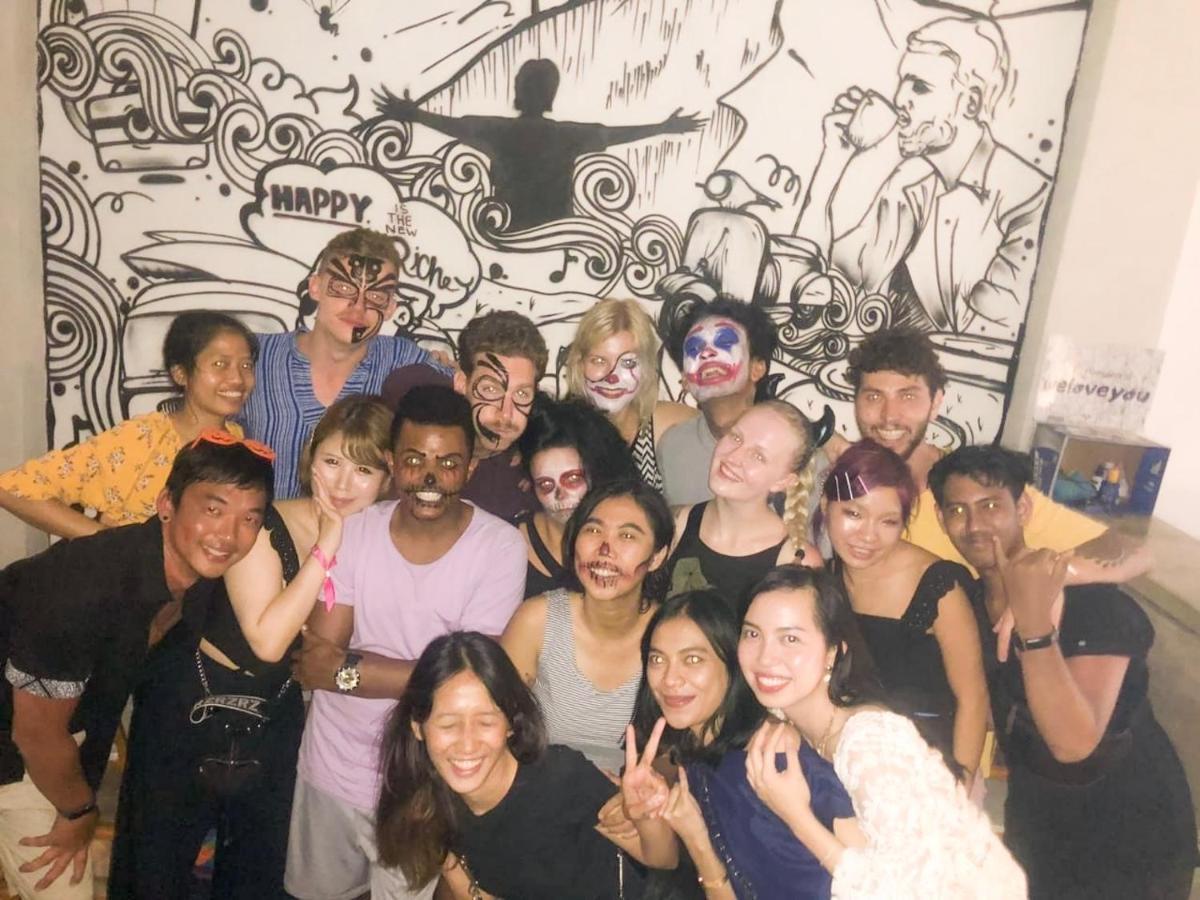 Stellar Capsules Pansiyon Seminyak Dış mekan fotoğraf The 2019-2020 board of the Queer Student Union