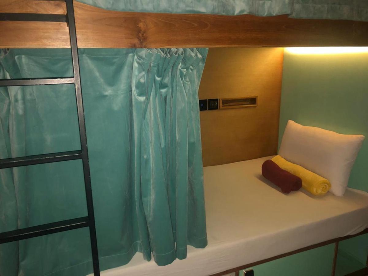 Stellar Capsules Pansiyon Seminyak Dış mekan fotoğraf A bunk bed in a hostel
