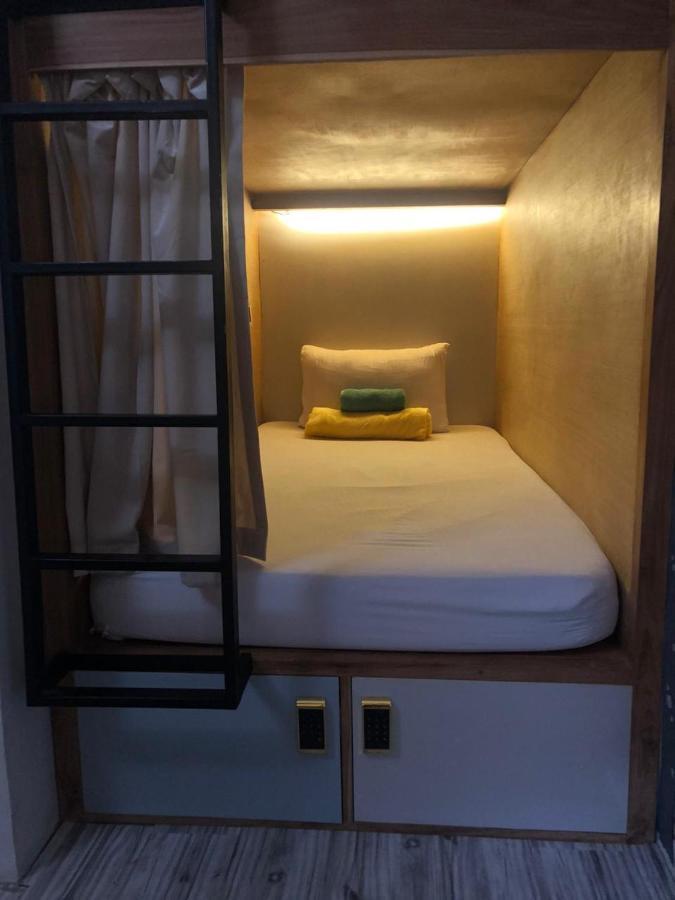 Stellar Capsules Pansiyon Seminyak Dış mekan fotoğraf A capsule bed