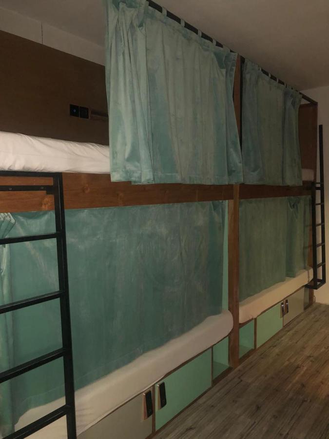 Stellar Capsules Pansiyon Seminyak Dış mekan fotoğraf A bunk bed with curtains