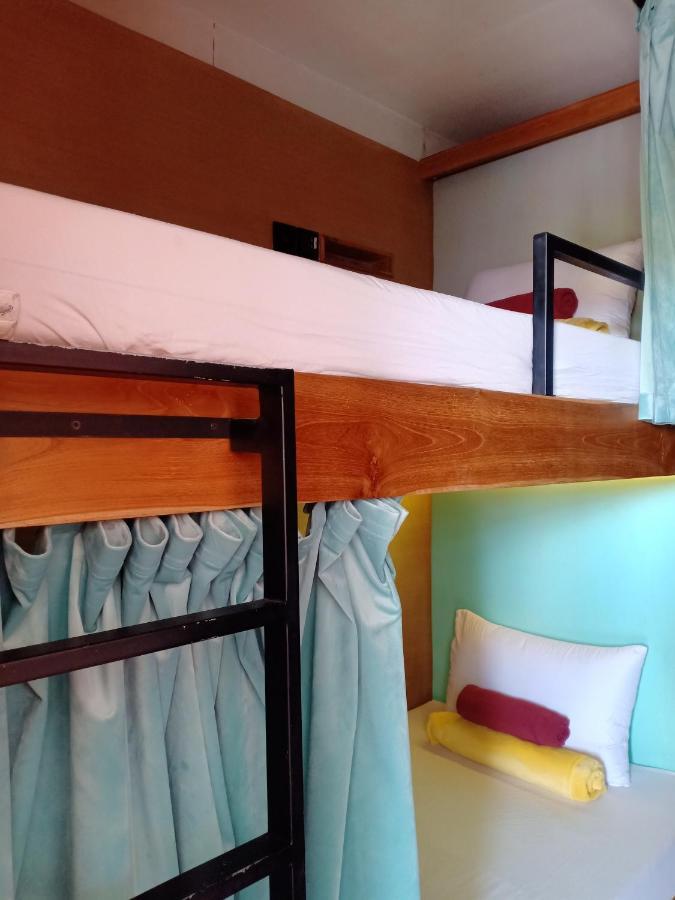 Stellar Capsules Pansiyon Seminyak Dış mekan fotoğraf A bunk bed