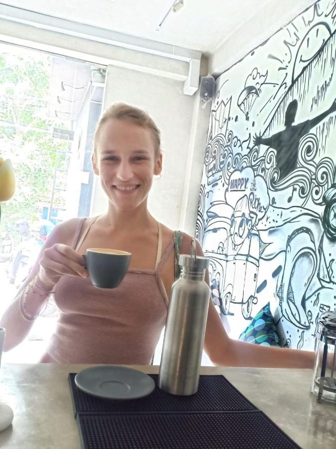 Stellar Capsules Pansiyon Seminyak Dış mekan fotoğraf A woman drinking coffee