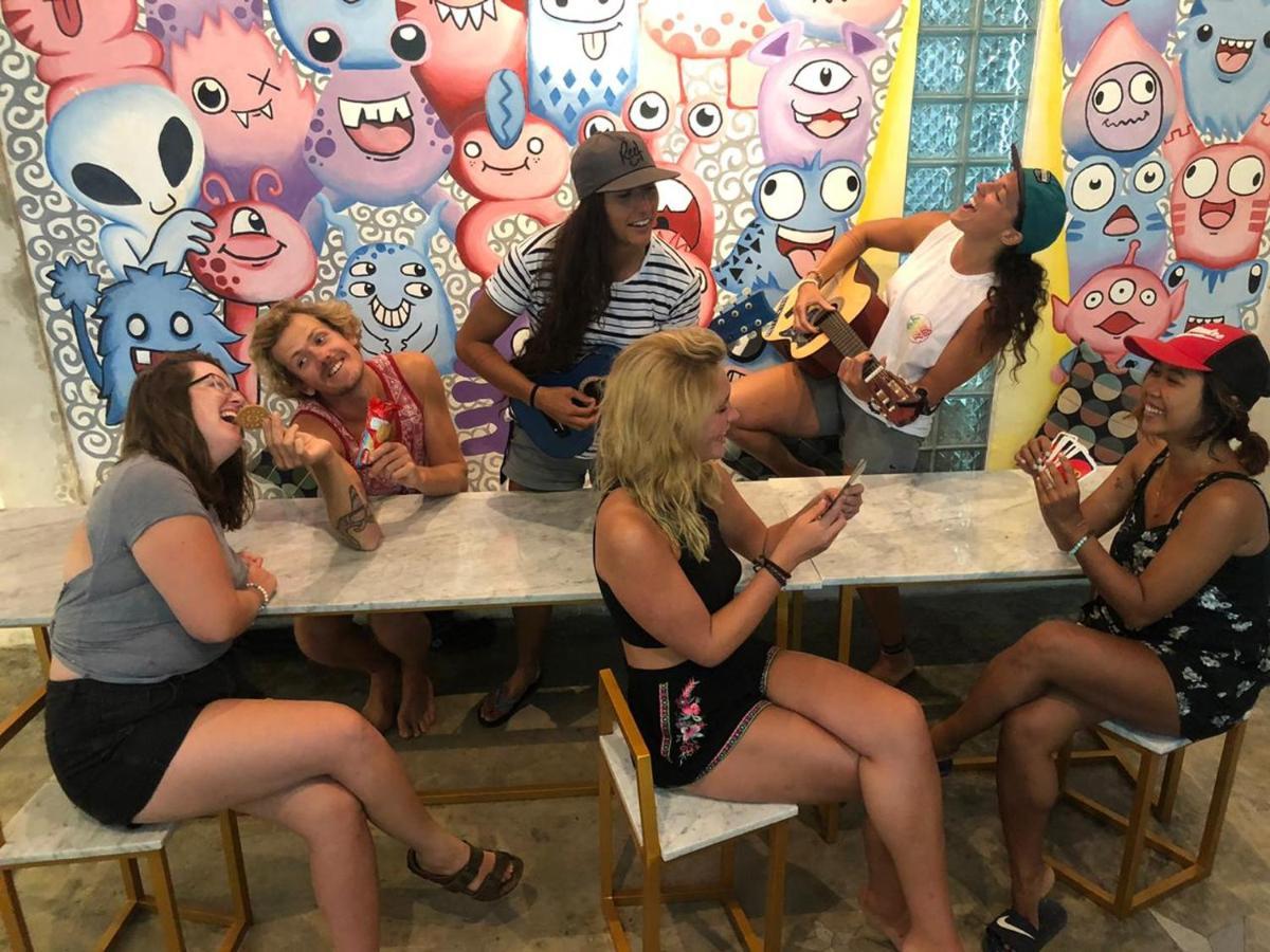 Stellar Capsules Pansiyon Seminyak Dış mekan fotoğraf The cast of the podcast in 2019