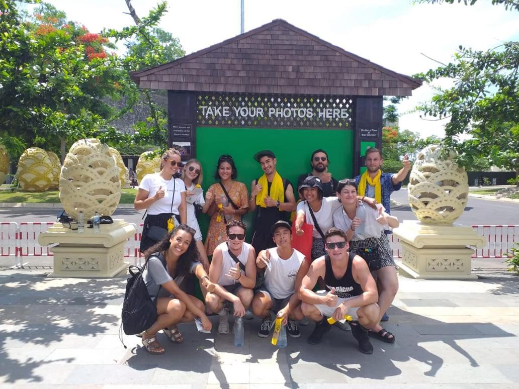 Stellar Capsules Pansiyon Seminyak Dış mekan fotoğraf Foreign tourists in Bali