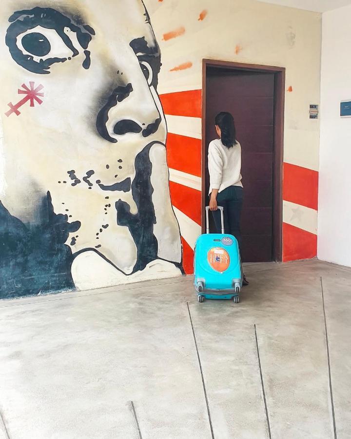 Stellar Capsules Pansiyon Seminyak Dış mekan fotoğraf A woman with a suitcase