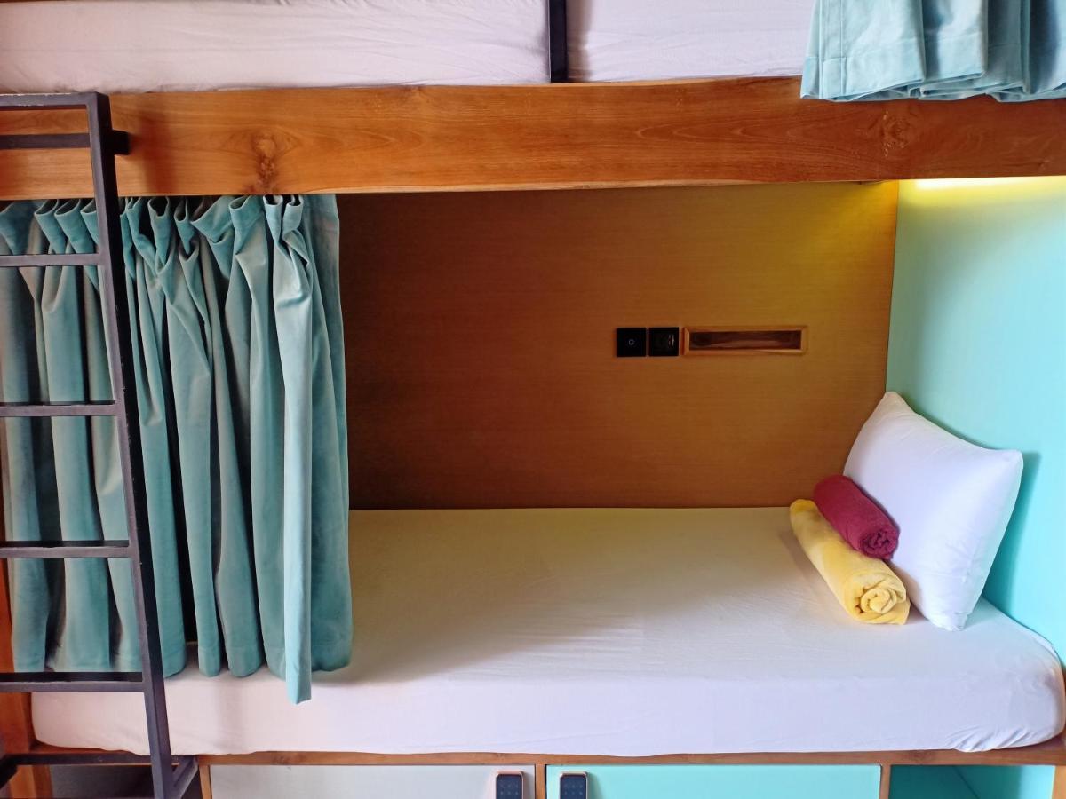 Stellar Capsules Pansiyon Seminyak Dış mekan fotoğraf A bunk bed