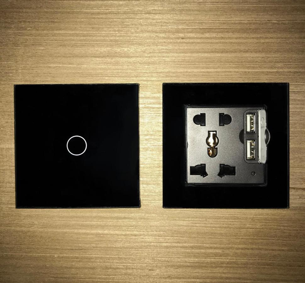 Stellar Capsules Pansiyon Seminyak Dış mekan fotoğraf A wall-mounted USB charger