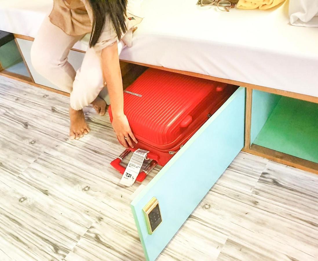 Stellar Capsules Pansiyon Seminyak Dış mekan fotoğraf Luggage being placed in a hotel room